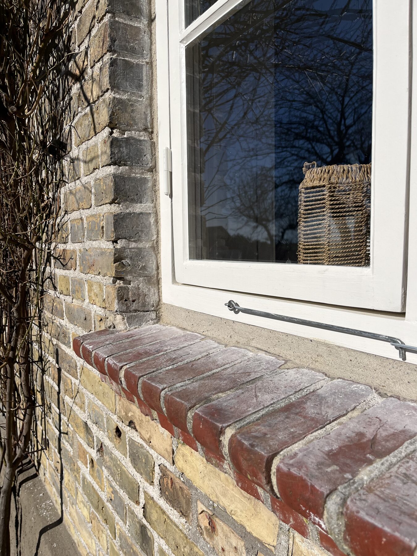 Detalj av färdigt fönster med linoljekitt och nymålad linoljefärg