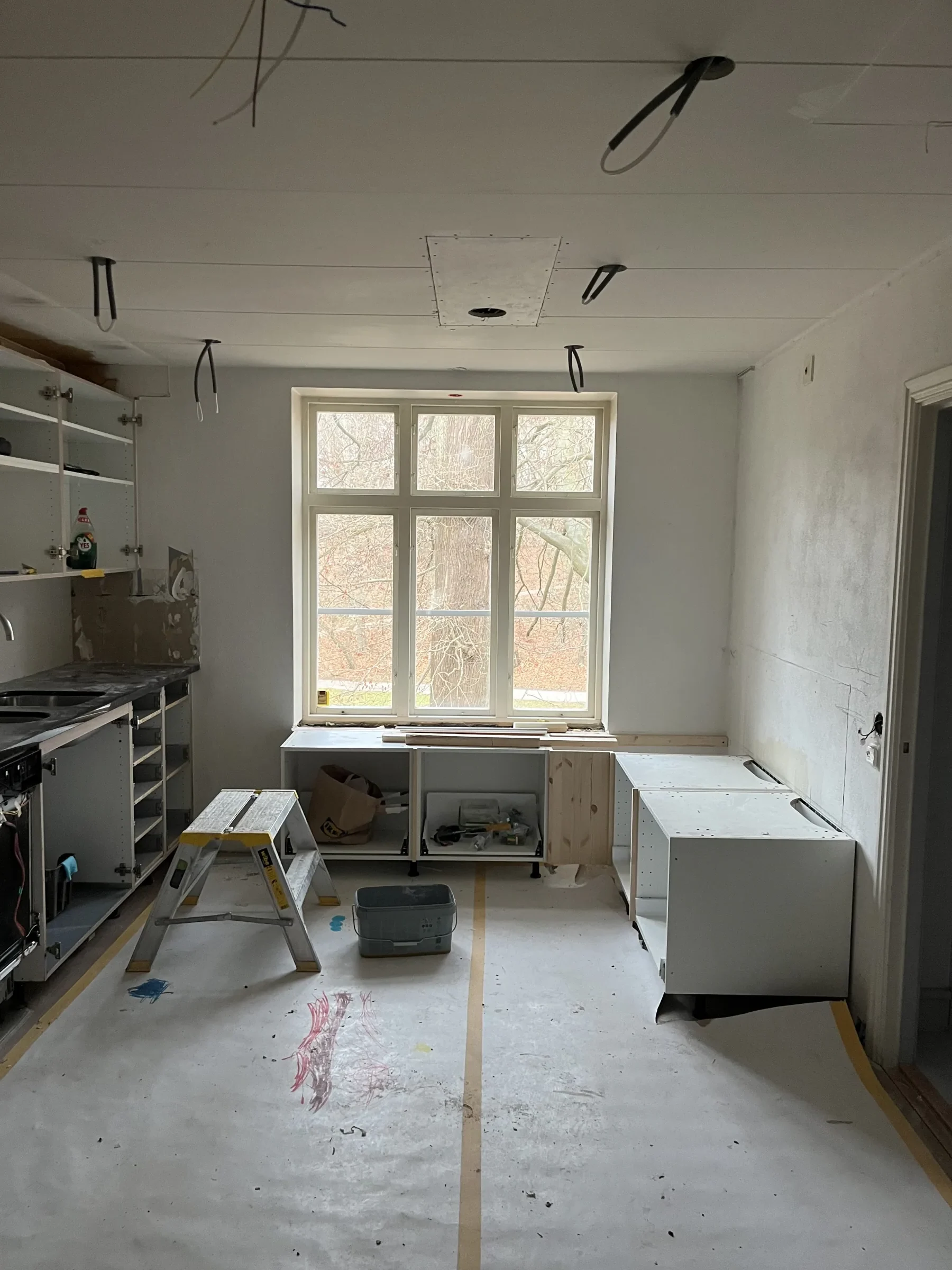 Monteringen av sittbänken under fönstret har påbörjats