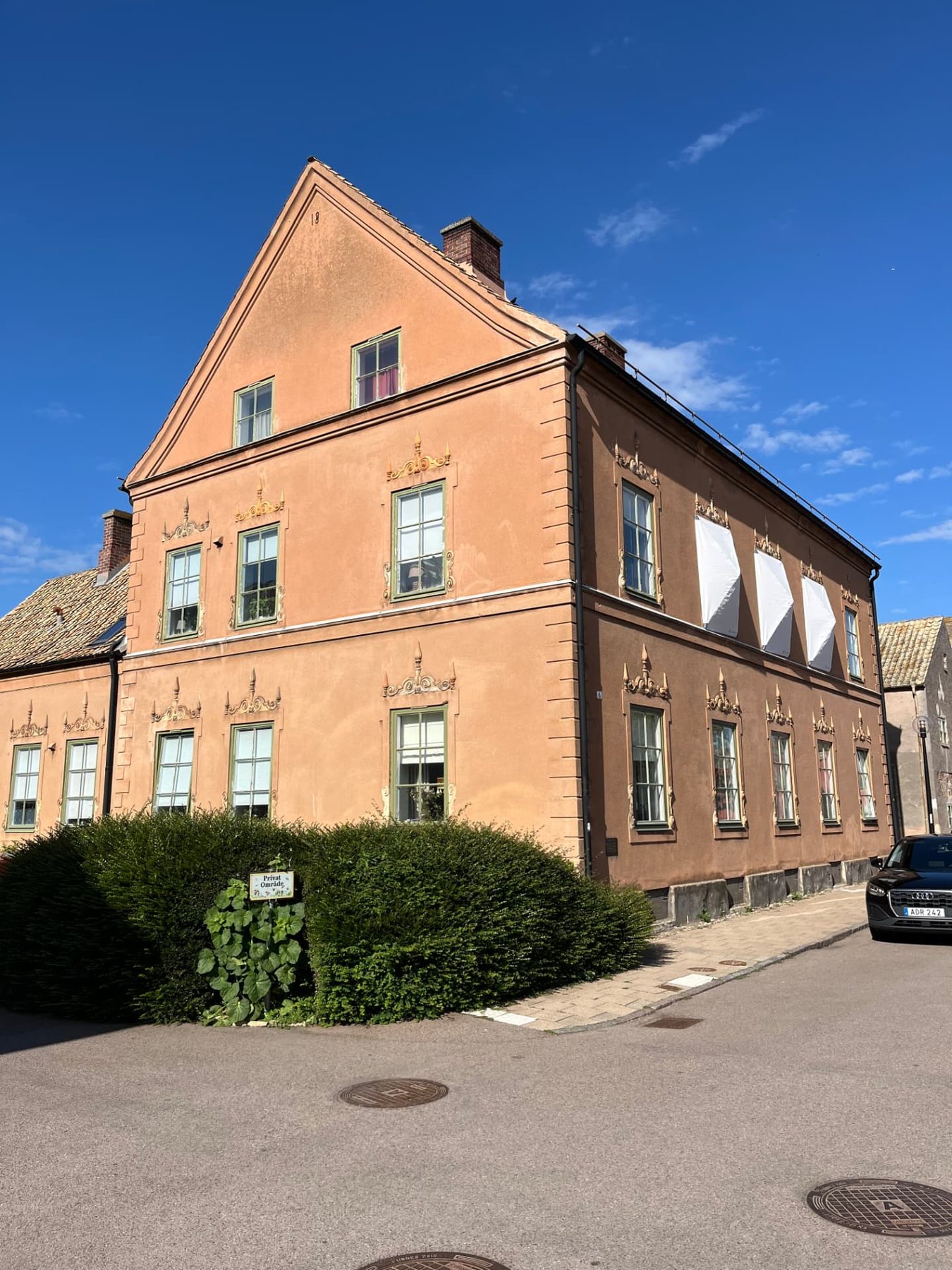 Doktorsvillans fasad i Höganäs under pågående fönsterrestaurering