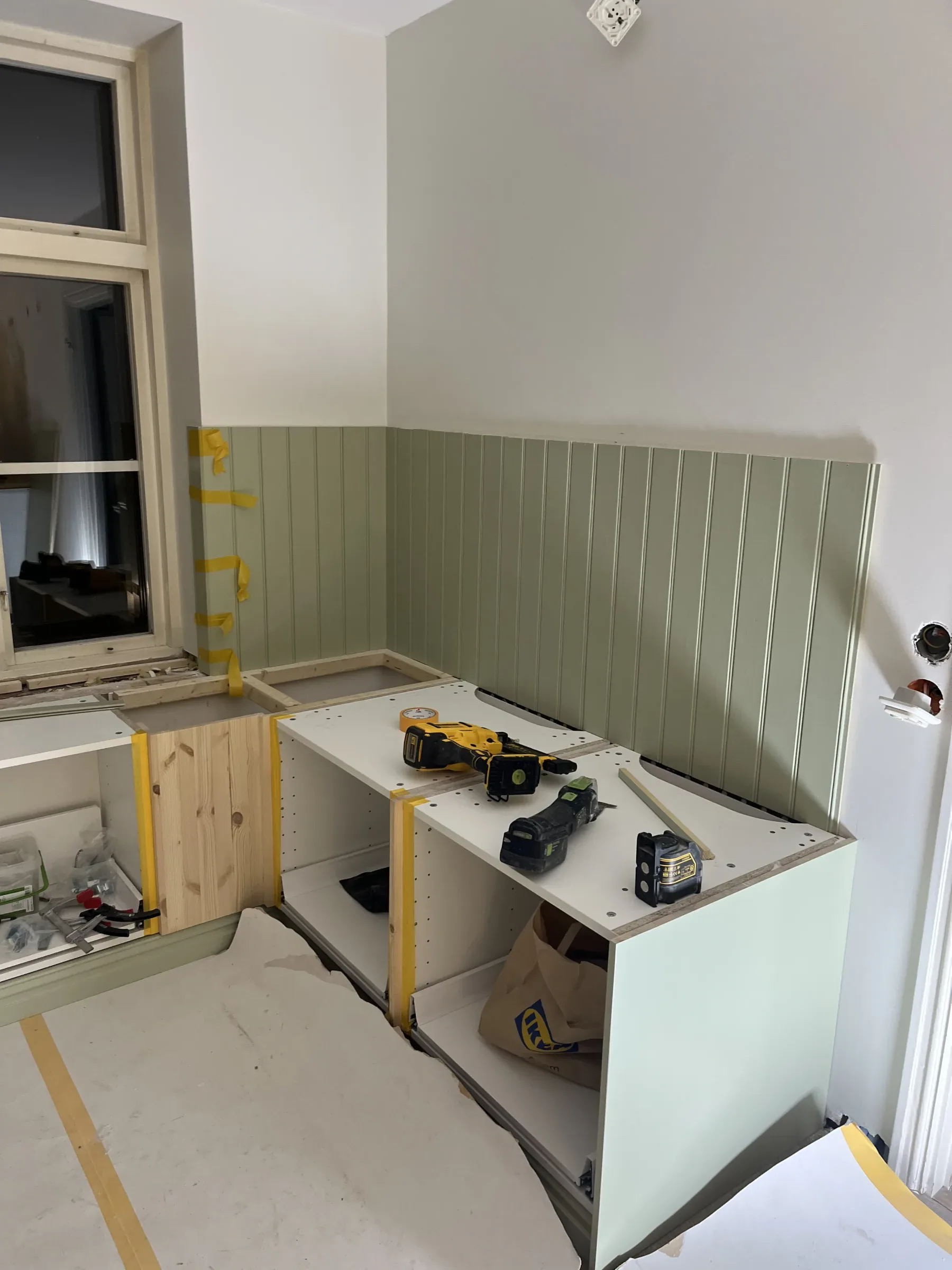 Monteringen av sittbänken fortsätter och den målade pärlsponten har kommit på plats