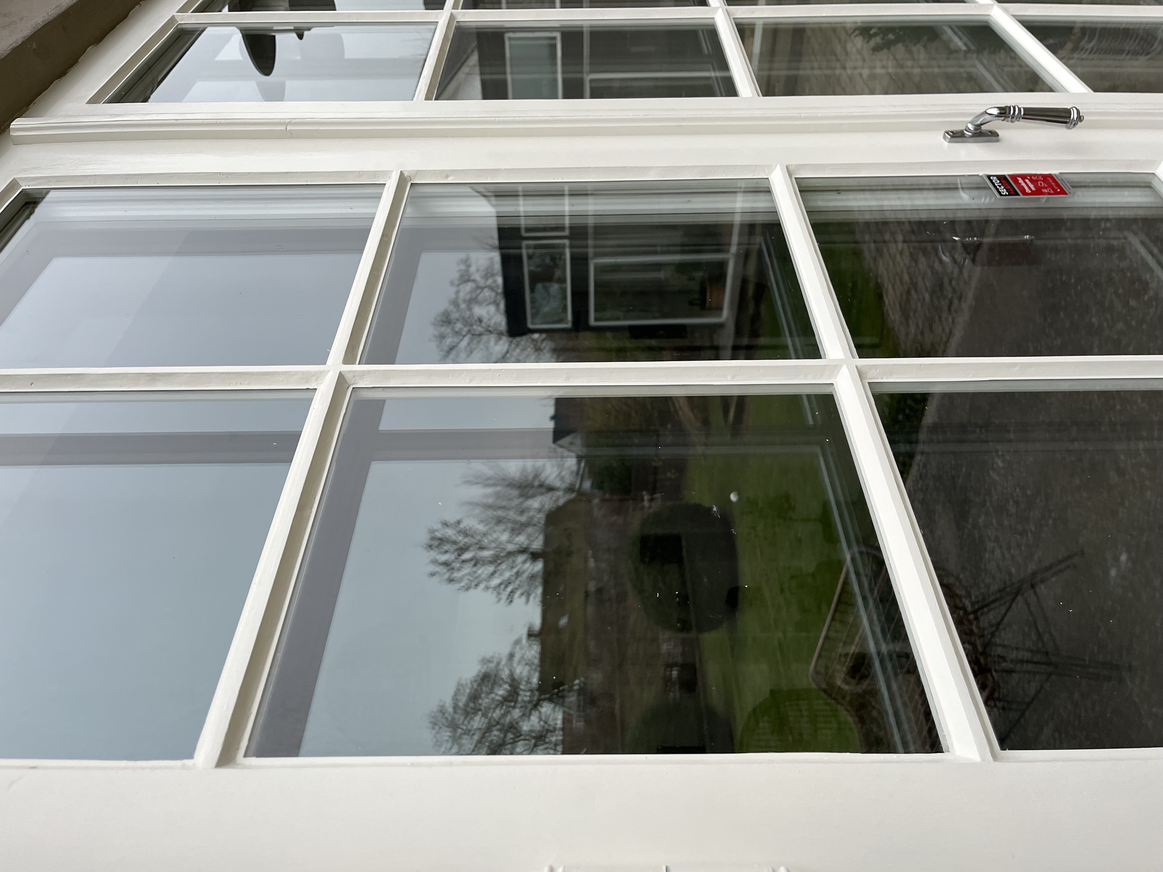 Närbild på färdigrestaurerad spröjs och glas med linoljekitt