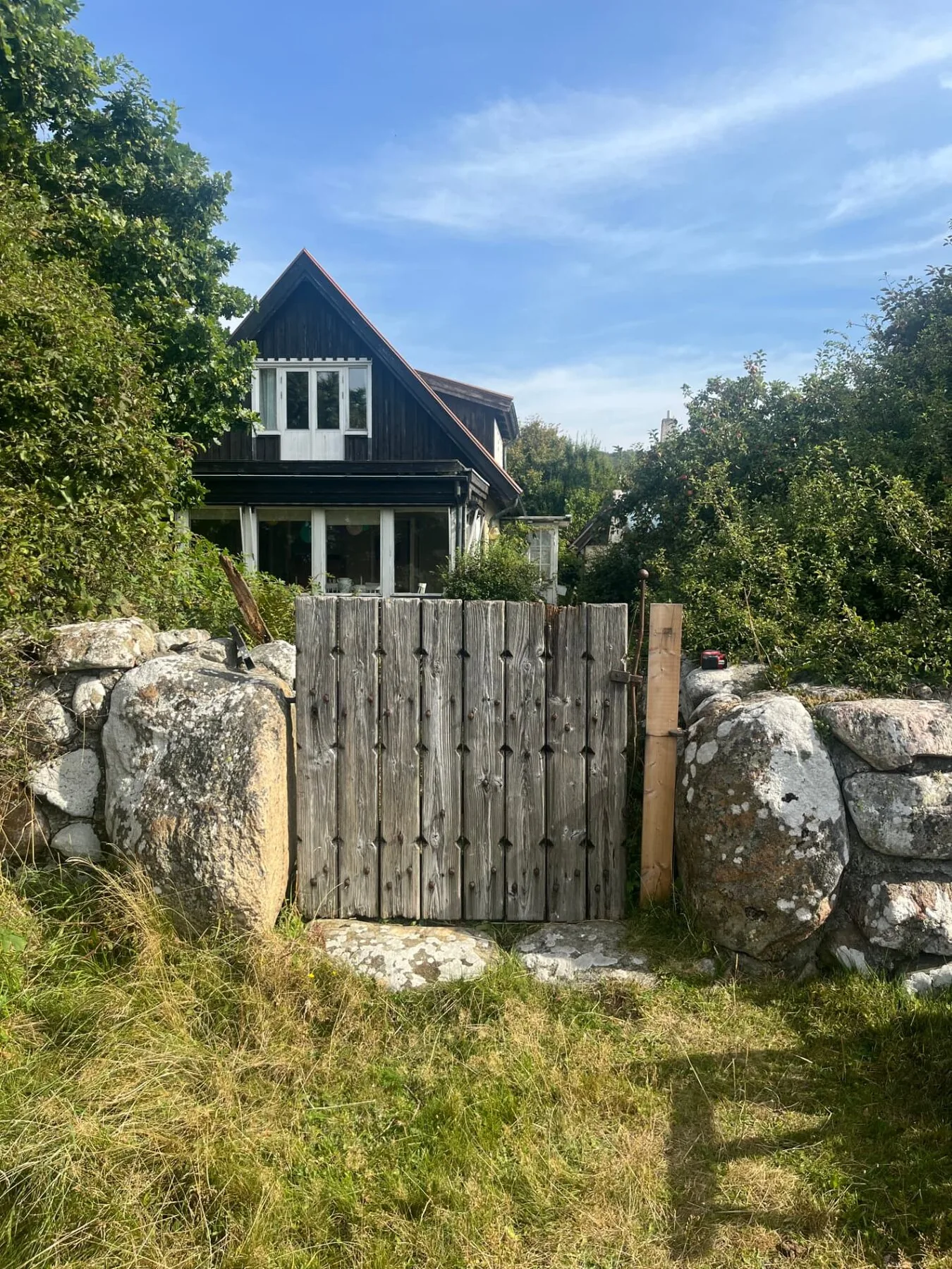 Den befintliga senare grinden mellan stenblocken före nytillverkningen
