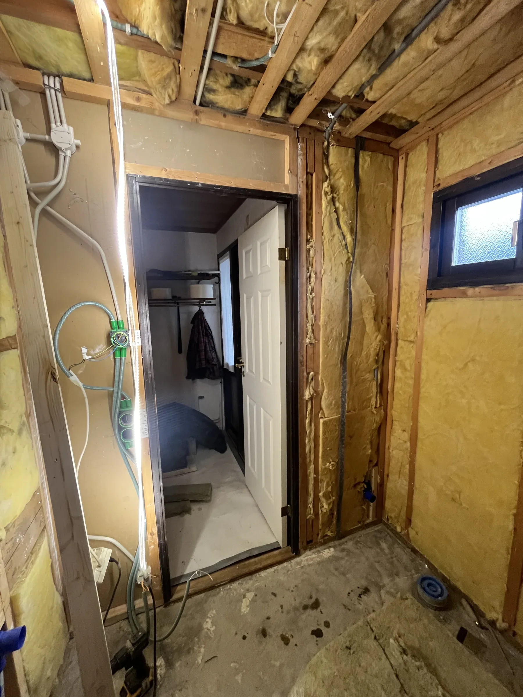 Återuppbyggnad av badrummet inför tätskikt och plattsättning