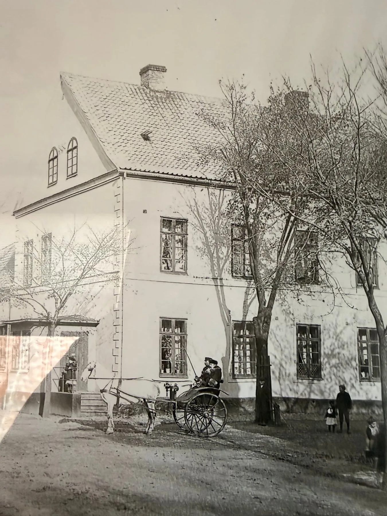 Äldre fotografi av Doktorsvillan med flaggfönster och hästskjuts