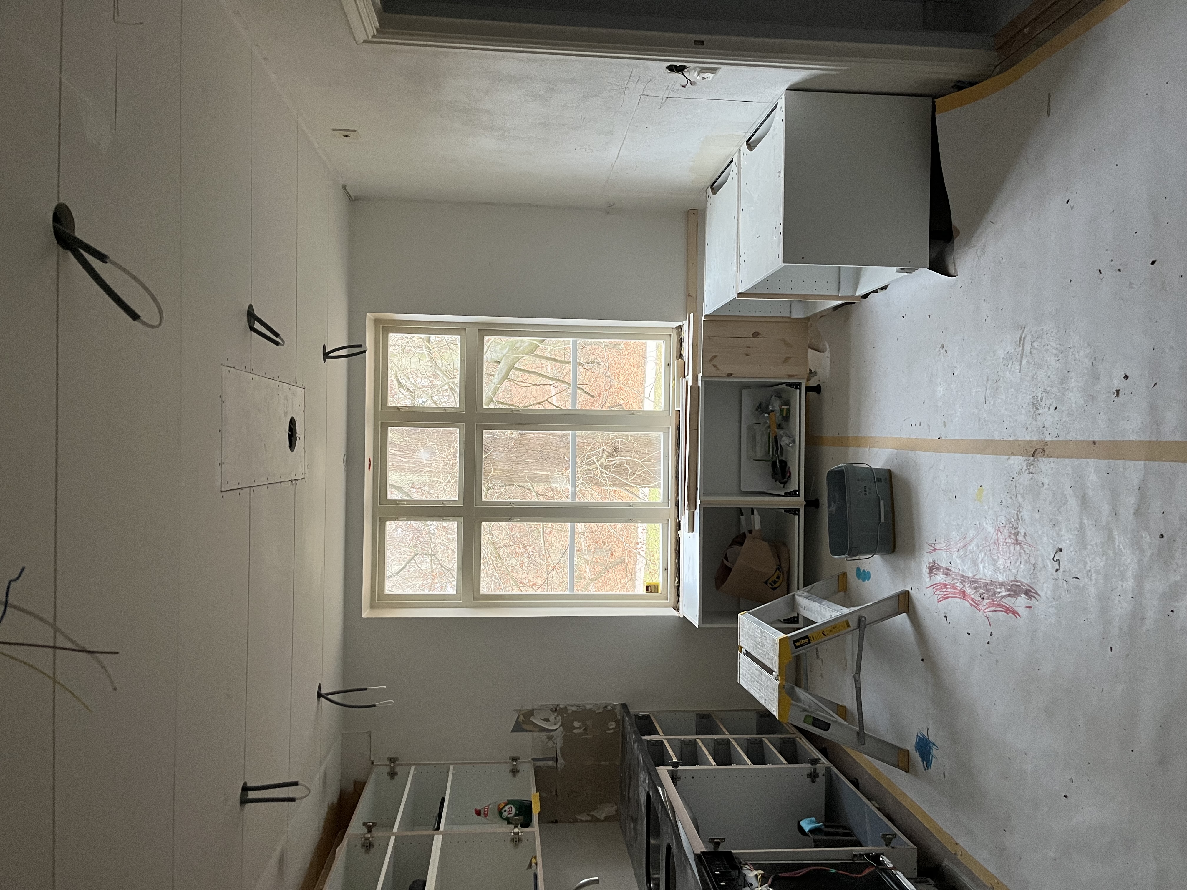 Monteringen av sittbänken under fönstret har påbörjats