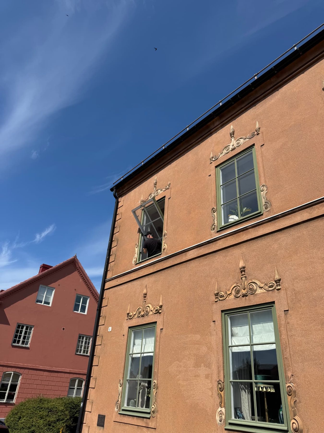 Pivotfönstret vrids runt inför demontering på Doktorsvillans andra våning