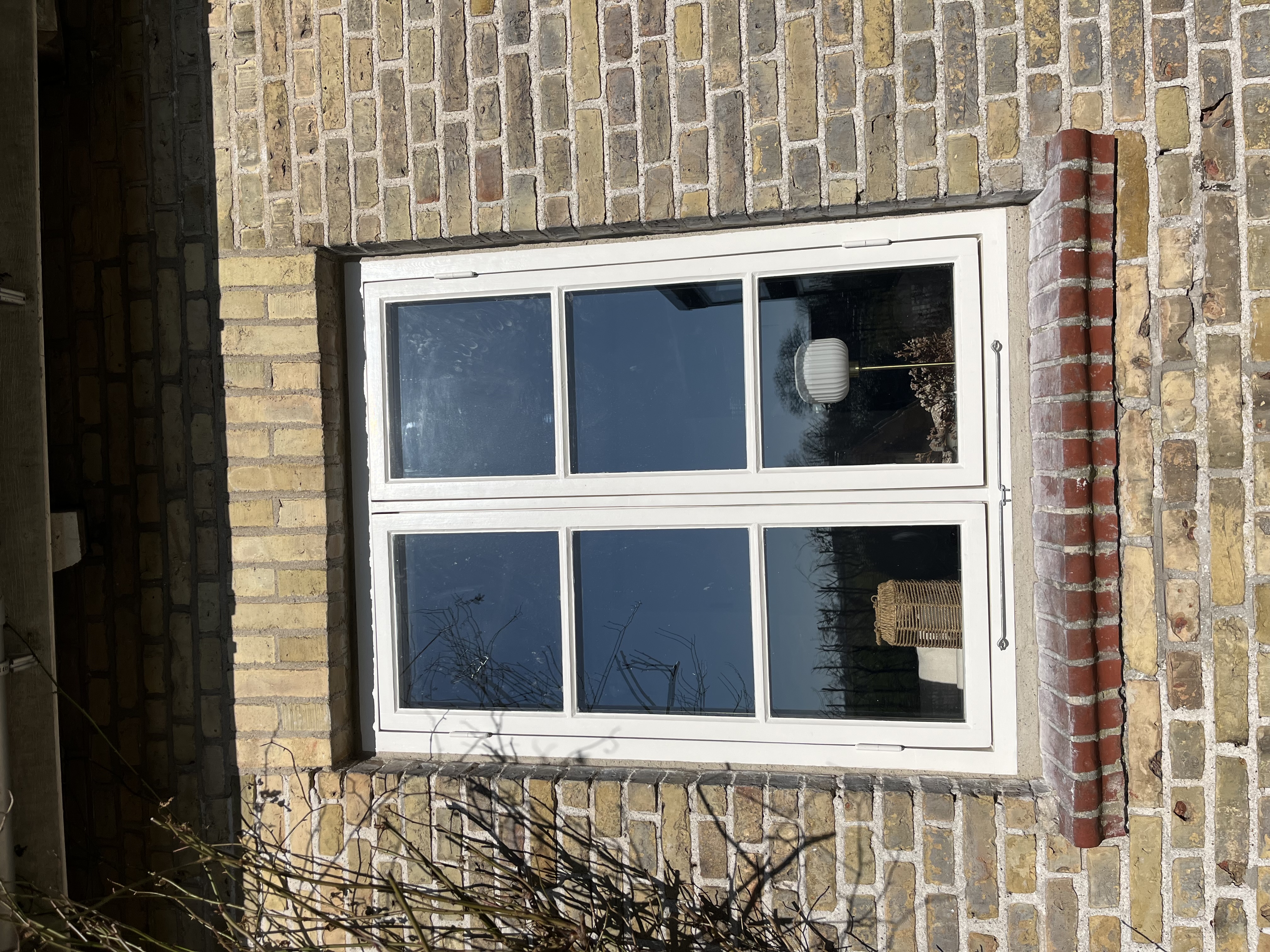 Restaurerade fönster i tegelfasad vid Vallåkra prästgård