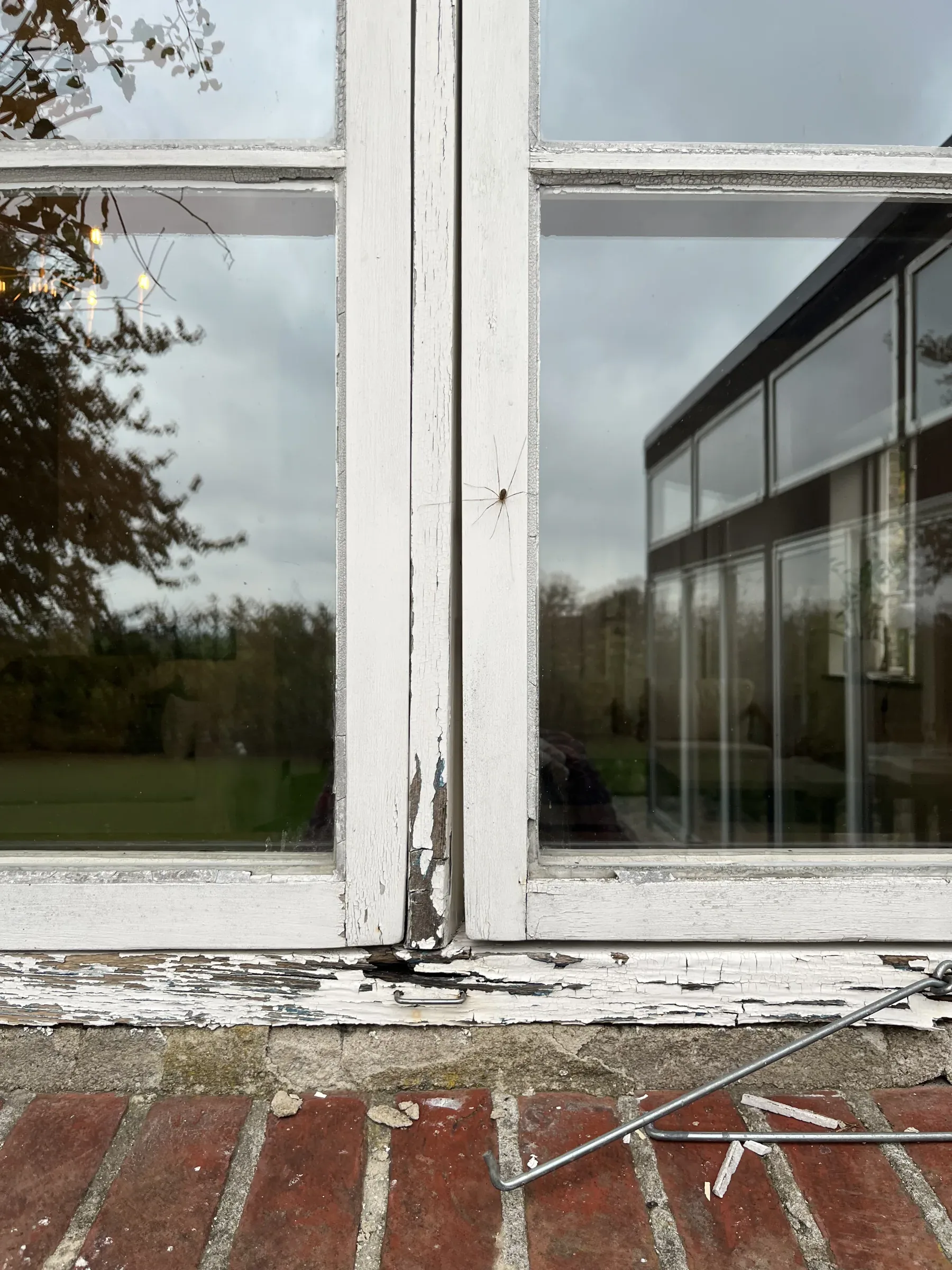 Vallåkra prästgård – översikt av fönster i tegelfasad före restaurering