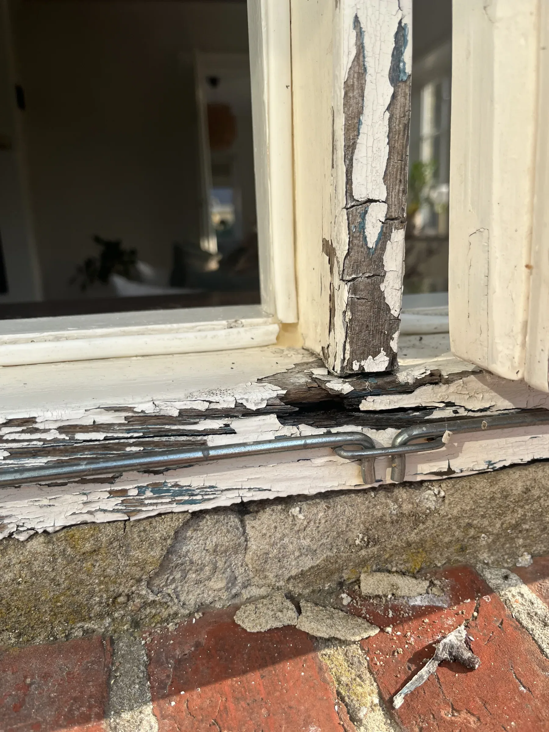 Rötskada i bottenstycke och mittpost på fönsterkarm