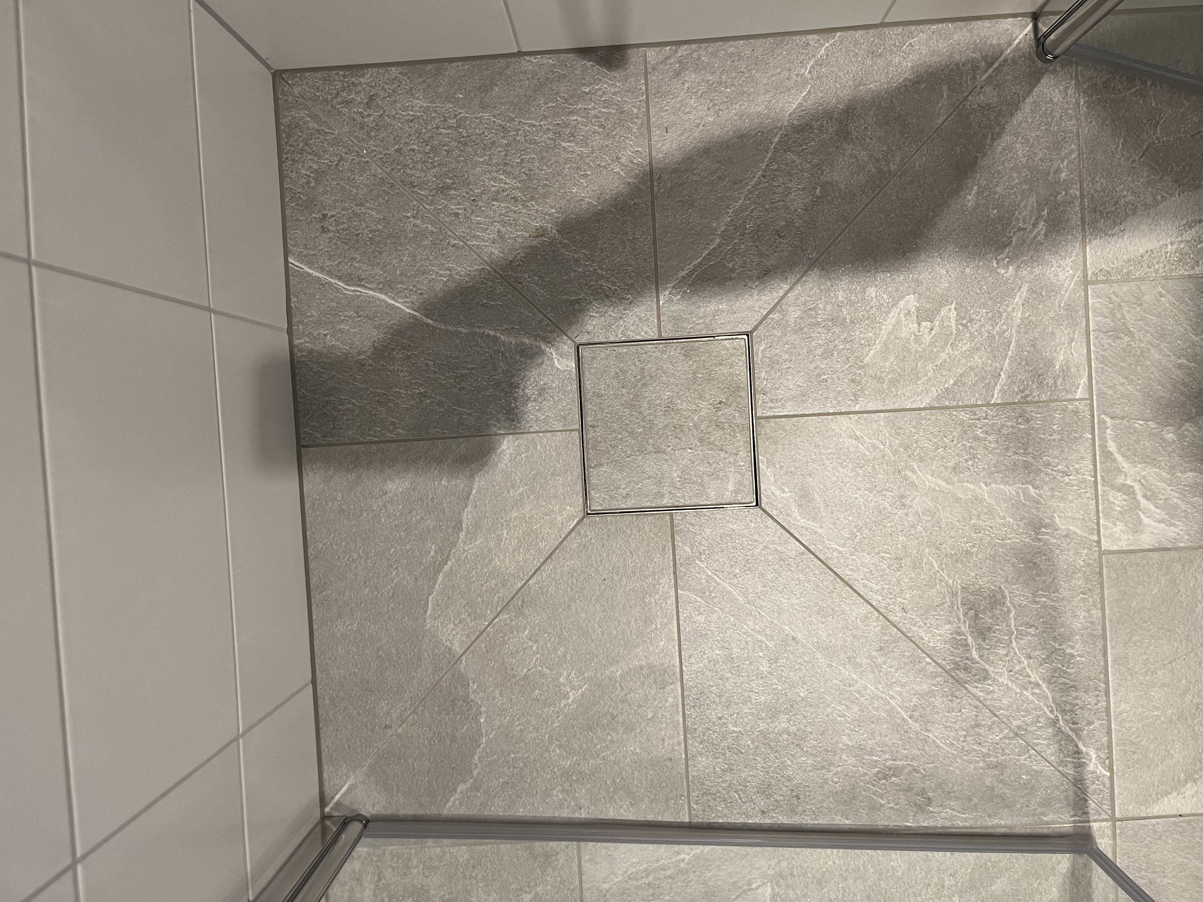 Detaljbild av golvbrunnen och plattsättningen