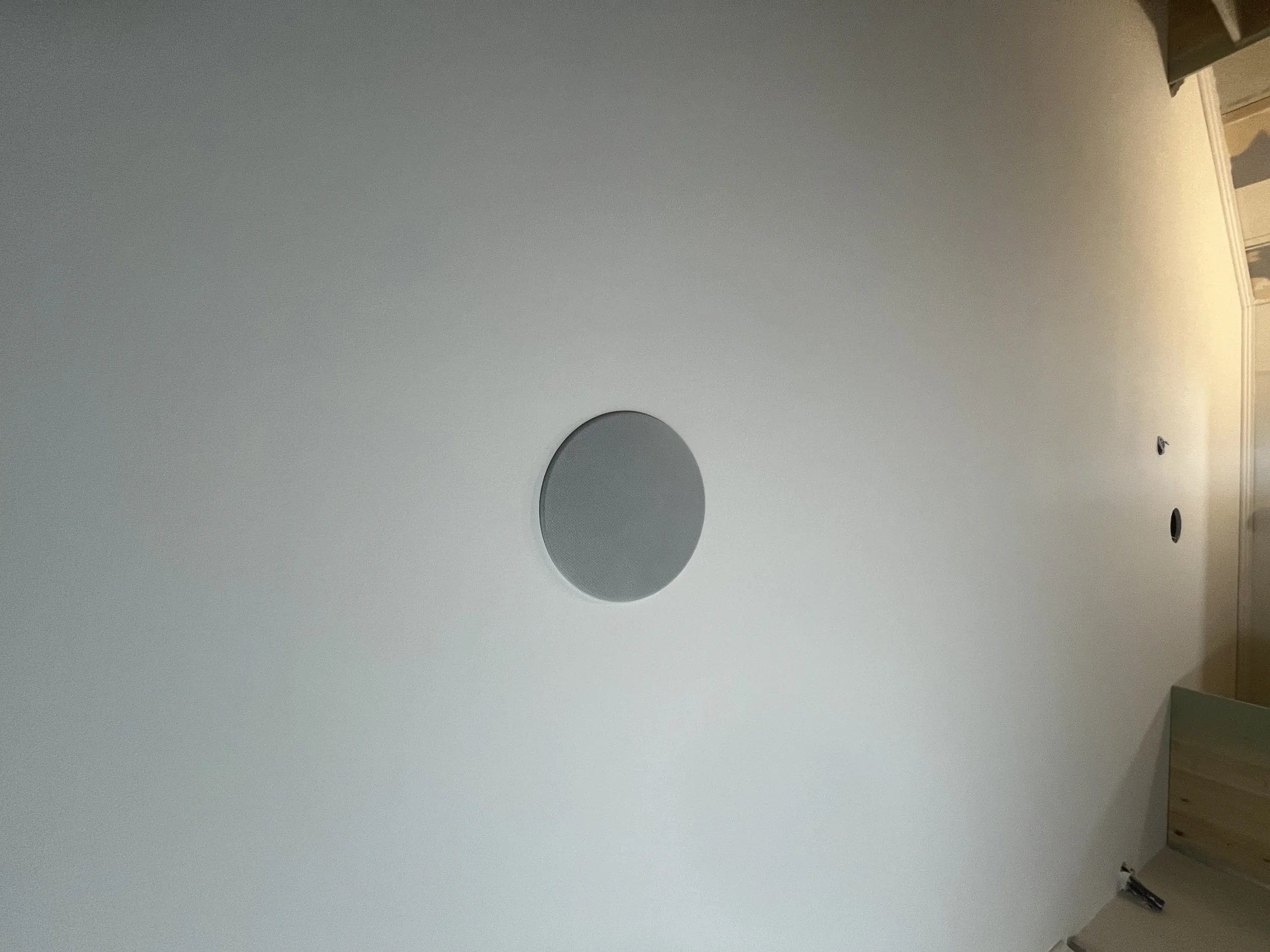 Det färdiga innertaket med infälld högtalare
