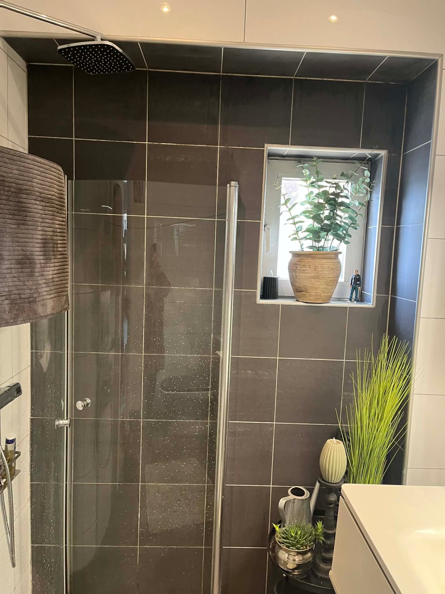 Före: duschzon med grå kakel och glasvägg