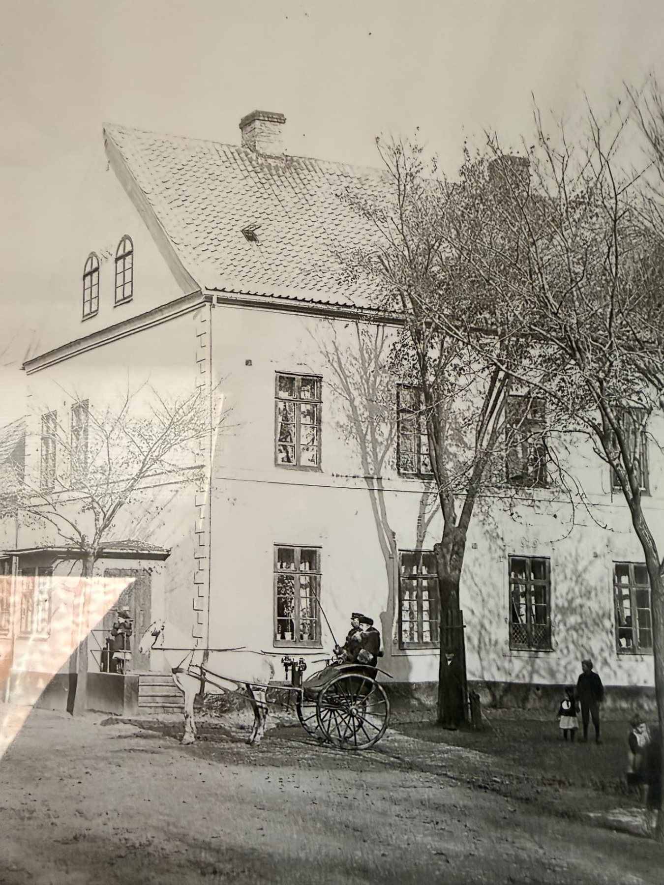 Äldre fotografi av Doktorsvillan med flaggfönster och hästskjuts