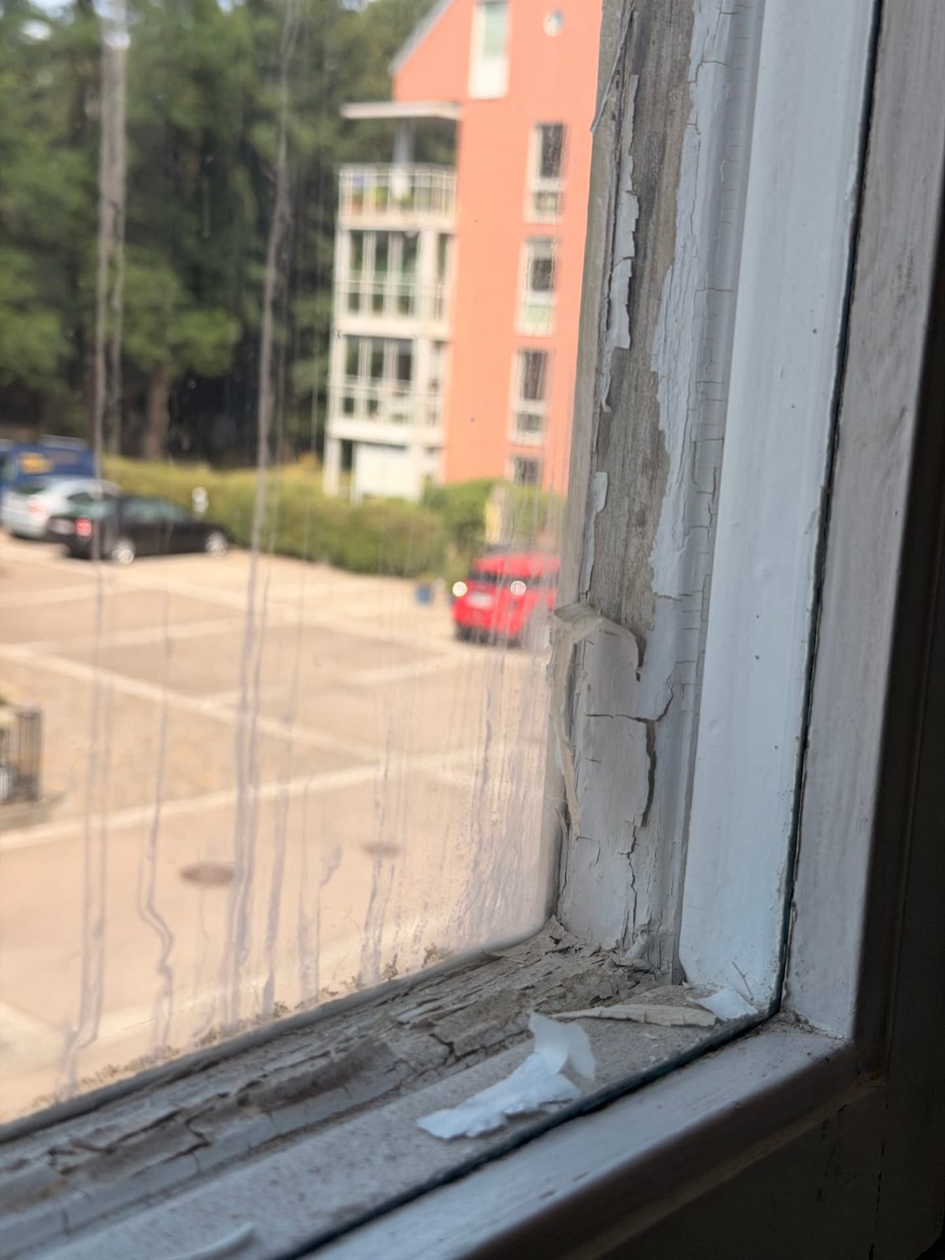 Insidan av ytterbågen före arbetet med kraftigt sprucken och flagnande färg