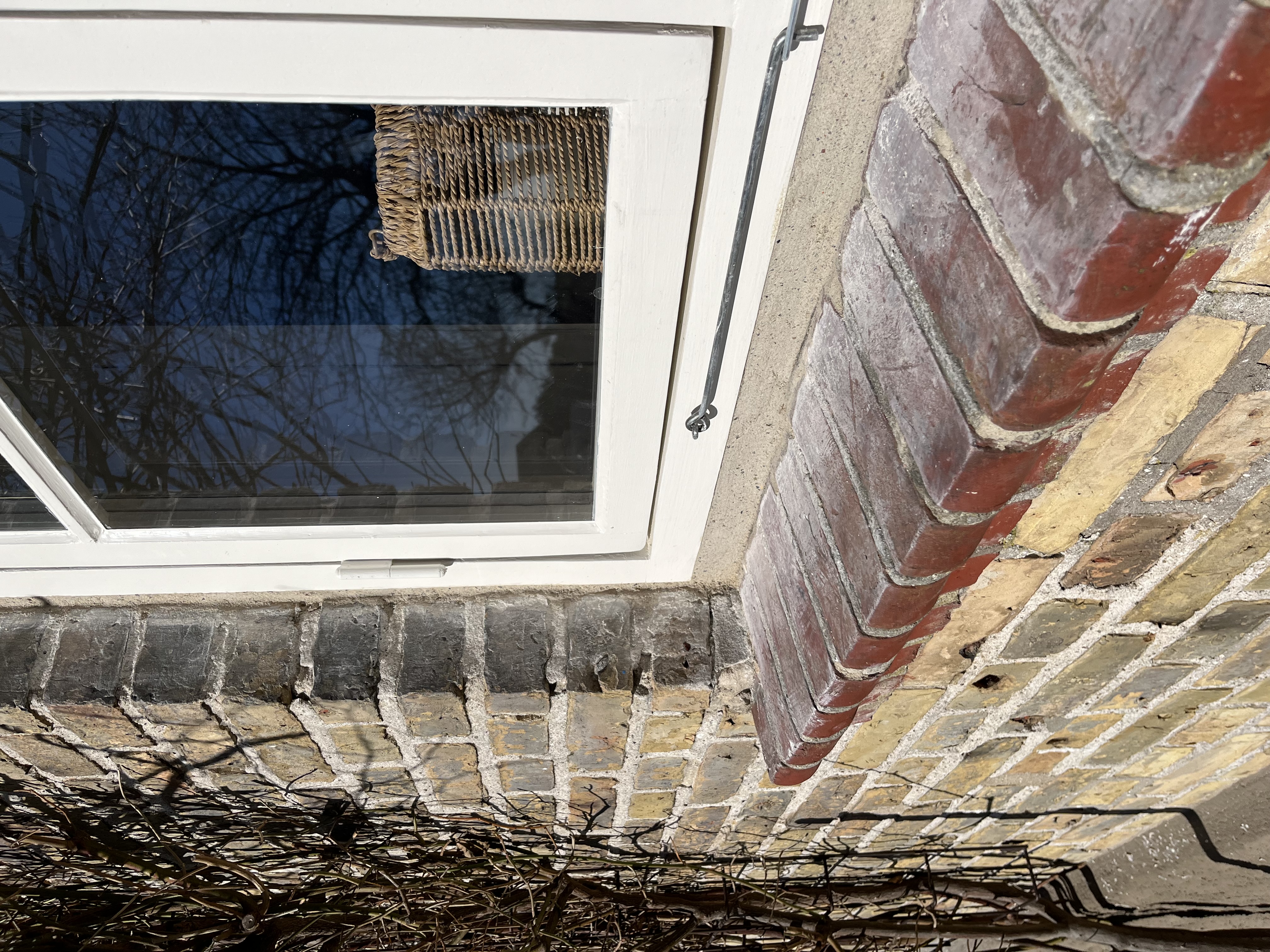 Detaljbild på färdigt fönster med kittad ruta och linoljemålad båge